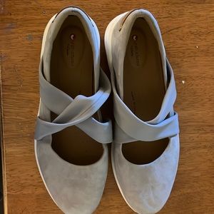 Clarks Women's Un Rio Cross Shoe Flats Women’s size 10 Gray Suede Cushioned